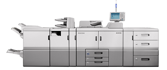 На фотографии цифровая печатная машина Ricoh Pro 8100SE, используемая для персонализации полиграфической продукции.