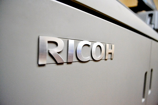 На фотографии новая цифровая машина Ricoh Pro, которая используется вАква Арт Принт для персонализации полиграфической продукции