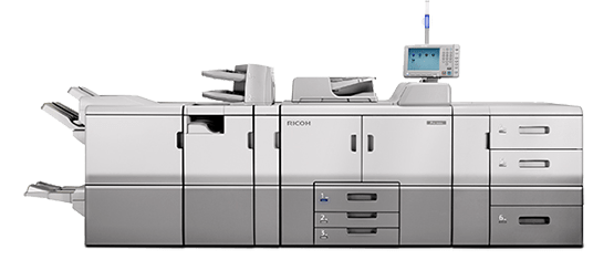 Цифровая печатная машина Ricoh Pro 8100SE На фотографии цифровая печатная машина Ricoh Pro 8100SE, используемая для персонализации полиграфической продукции.